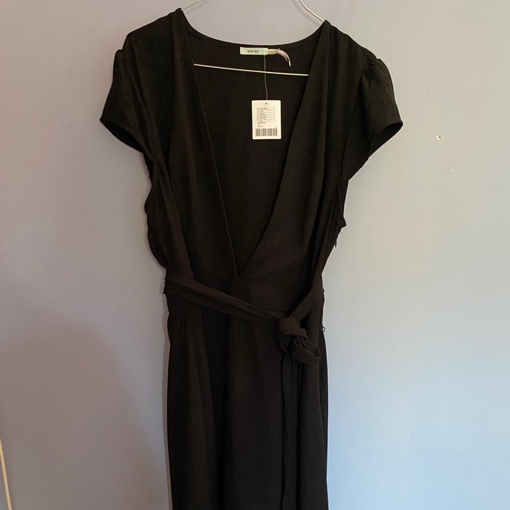 Black cap sleeve deep v midi dress